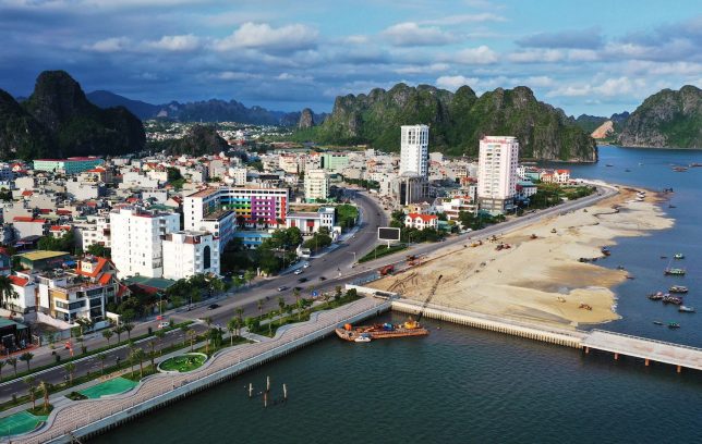 bai-tam-hon-gai-diem-du-lich-moi-toanh-tai-ha-long-1641649806